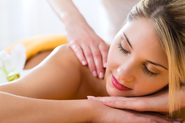 Bien-être - femme recevant un massage du corps à Spa