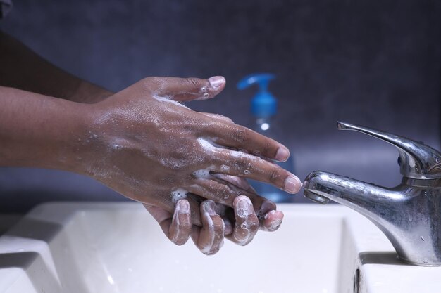 Photo bien se laver les mains aide à prévenir le virus