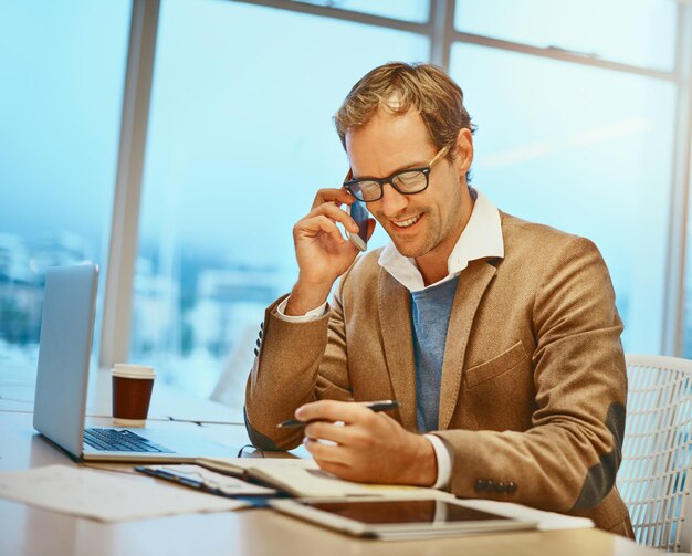 Bien sûr, mettons quelque chose en place Photo recadrée d'un beau designer masculin travaillant à son bureau au bureau