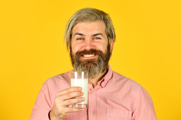 Les bienfaits du lait pour la santé Smiling Dairy Plant Food Technologist Dairy Plant Food Safety Calcium Construire des os et des dents sains les protéines servent de source d'énergie