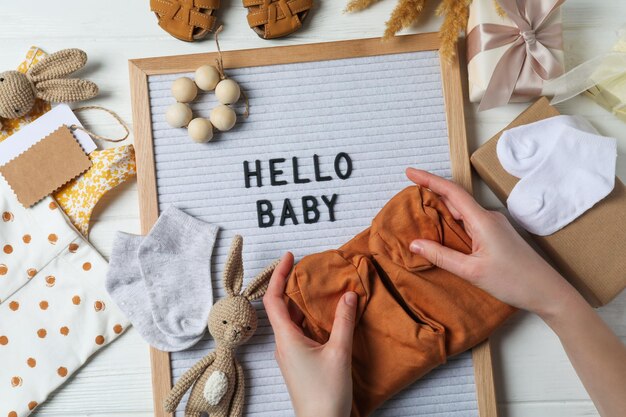 Bientôt bébé concept avec tableau à lettres