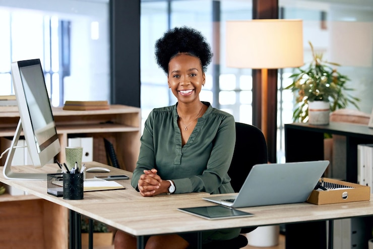 Photo bienvenue dans mon bureau photo d'une jeune femme d'affaires au travail