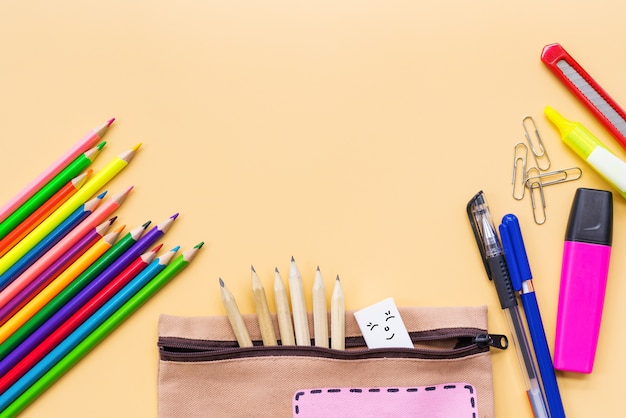 Bienvenue à L'école Crayon De Couleur Et Sac De Papeterie