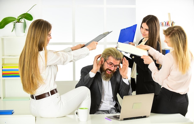 Bienvenue à jouer à des collègues de travail dans un bureau moderne, le patron stressé est entouré d'assistants femmes et hommes discutant de collègues de travail remue-méninges en discutant expliquant des idées sur le lieu de travail