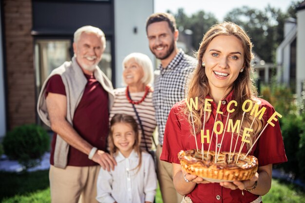 Bienvenue à la maison. Joyeuse famille debout