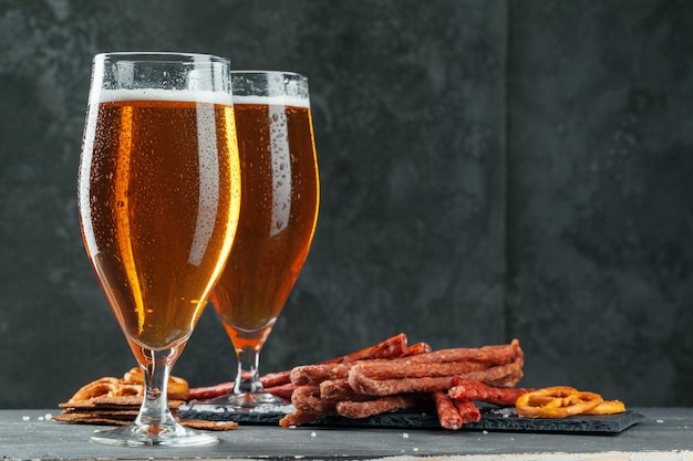 Bière Et Appétissant Jeu De Snacks à La Bière