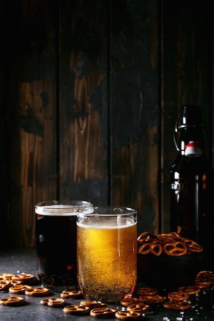 Bière artisanale claire et foncée dans des chopes en verre