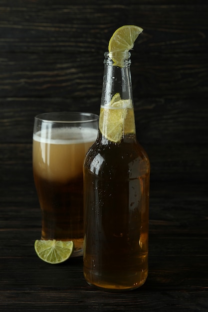 Bière au citron vert sur bois, gros plan