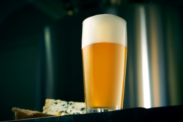 Bière De Blé Artisanale Fraîche Dans Un Verre Classique Avec Des Collations