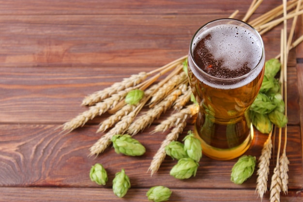 Photo bière de blé et de houblon sur la table