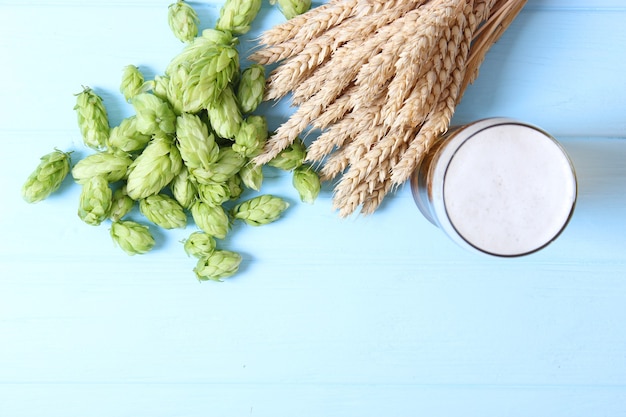 Bière de blé et de houblon sur la table