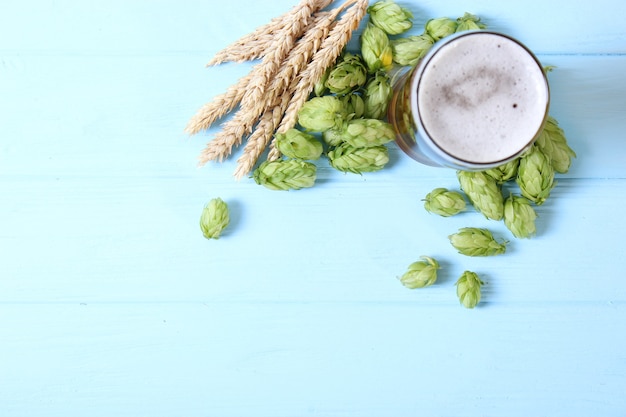 Bière de blé et de houblon sur la table