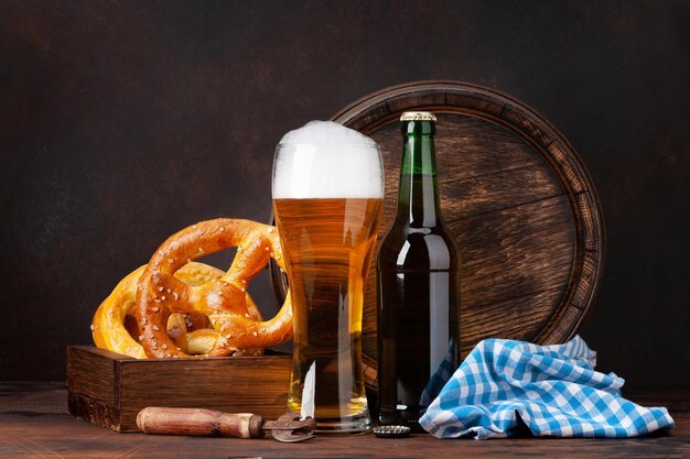 Bière blonde avec bretzels et vieux tonneau