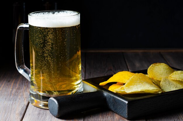 Bière blonde dans une tasse en verre.