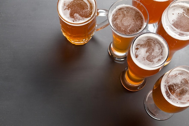 Bière blonde sur table