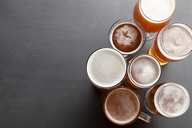 Bière blonde sur table