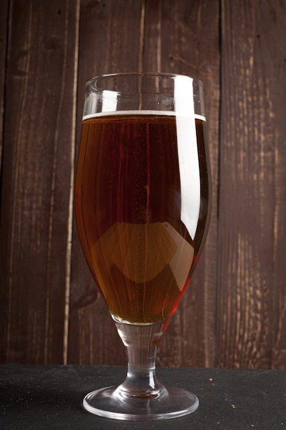 Photo bière blonde en verre et croustilles sur fond de bois