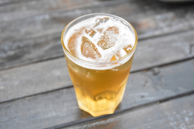 Bière à boire sur une table en bois