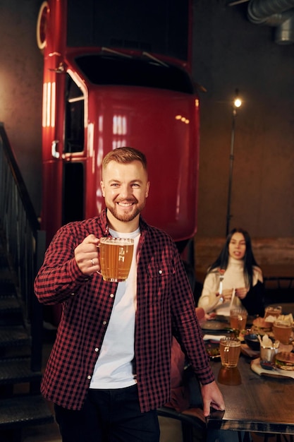 Bière de bon goût Groupe de jeunes amis assis ensemble au bar