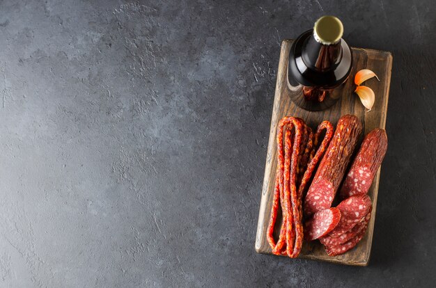 Bière en bouteilles de verre et saucisse