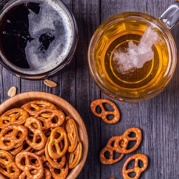 Bière avec bretzels, craquelins et noix.