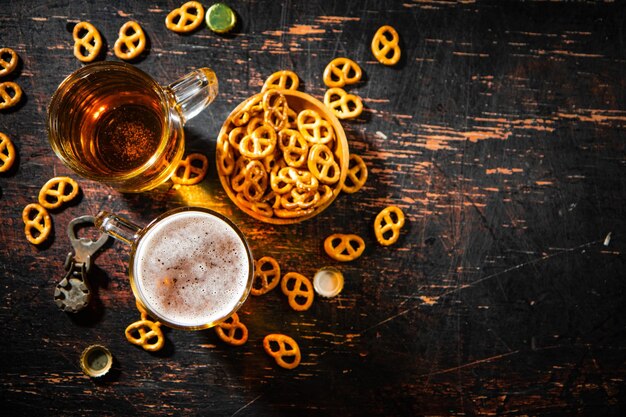 Bière avec bretzels salés