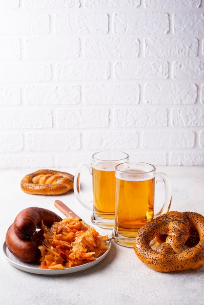 Bière, bretzels, saucisses et choucroute cuite