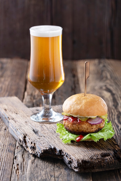 Bière et burger Oktoberfest sur table en bois