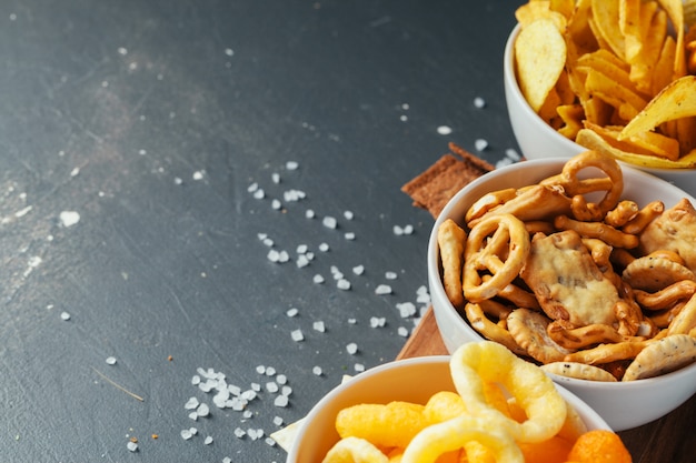 Bière des collations sur la table en pierre. Divers craquelins, croustilles. Vue de dessus