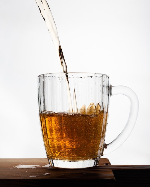 Bière coulée dans un verre isolé