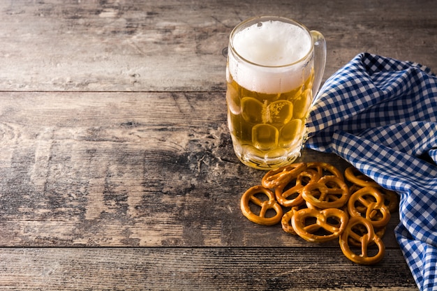 Bière dans une pinte de bretzels sur la table