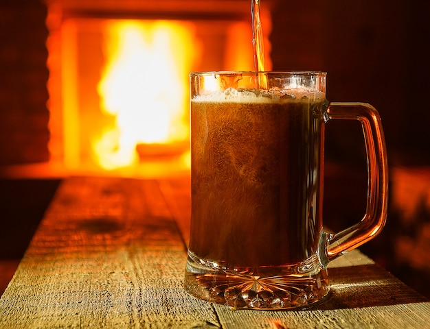 Bière dans la tasse près du fond de la cheminée.