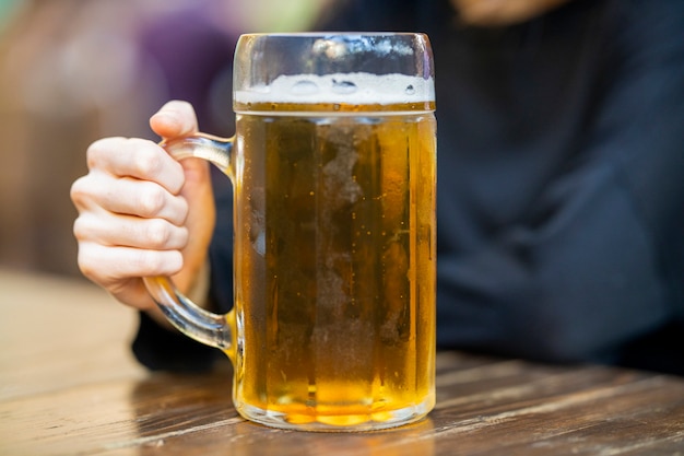 Bière dans un verre sur table en bois