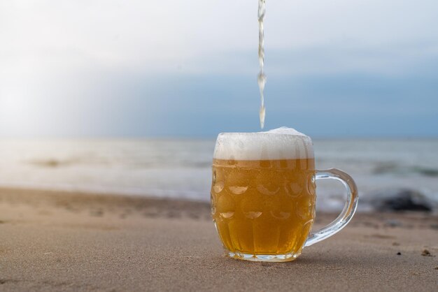 La bière est versée sur la plage