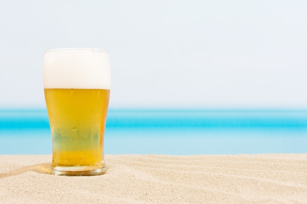 Bière sur le fond de la plage