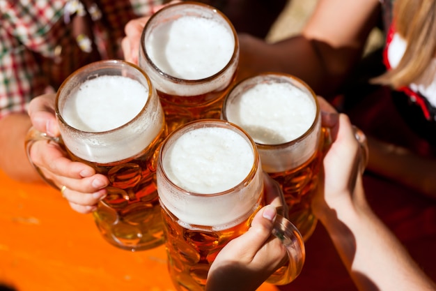 Bière fraîche dans un café en plein air