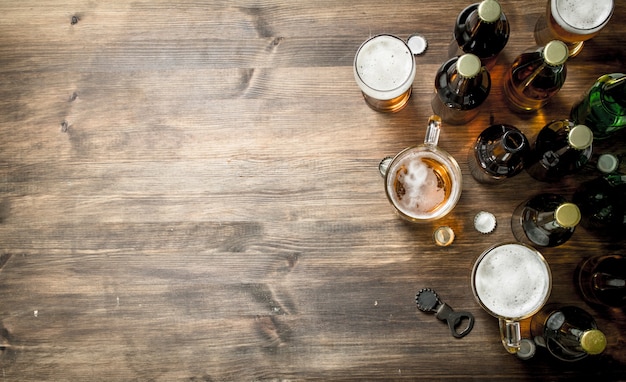 Photo bière fraîche sur table en bois.