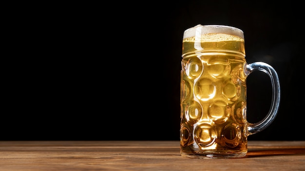 Photo bière fraîche sur une table avec espace de copie