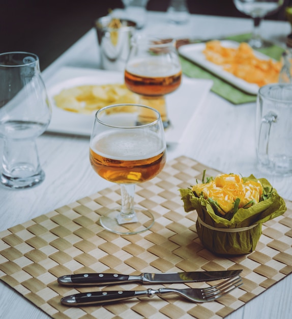 Bière et frites sur une grande table blanche