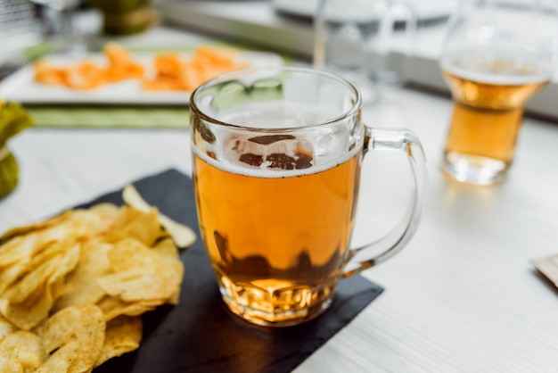 Bière et frites sur une grande table blanche