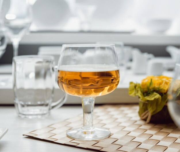 Bière et frites sur une grande table blanche