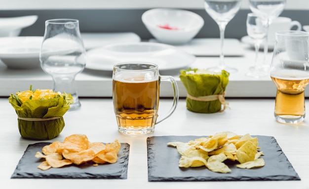 Bière et frites sur une grande table blanche