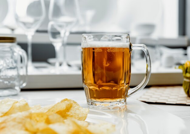 Bière et frites sur la grande table blanche