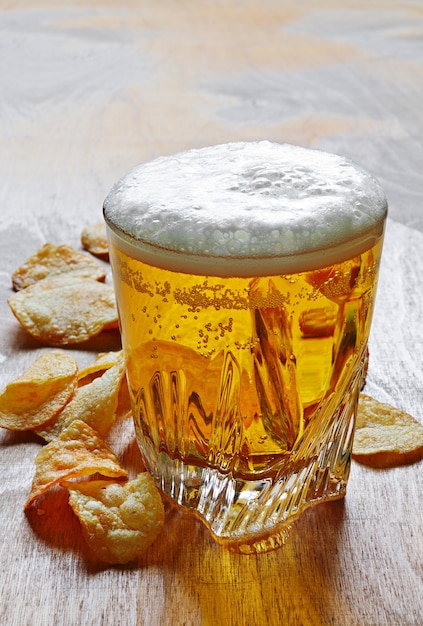 Photo bière et frites sur une table en bois