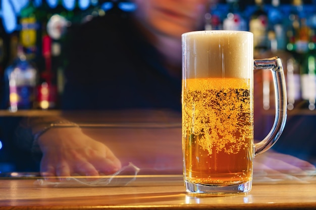 Bière froide fraîche en verre sur fond de bar