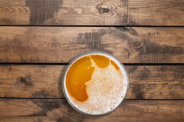 Bière froide avec mousse en verre, vue de dessus