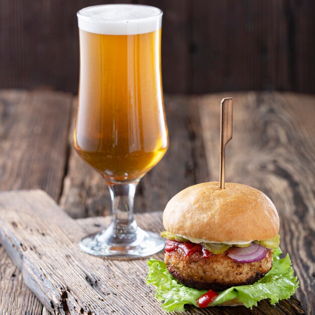 Bière et hamburgers Oktoberfest sur table en bois