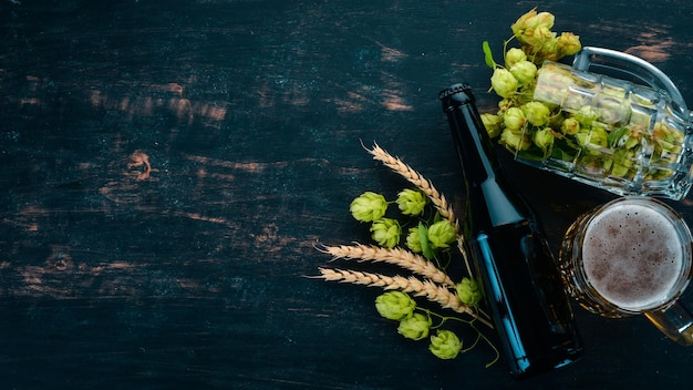 Bière et houblon frais sur un fond en bois noir Espace libre pour le texte Vue de dessus