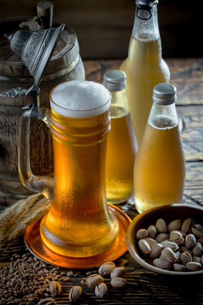 Bière légère dans un verre à bière sur un fond ancien.