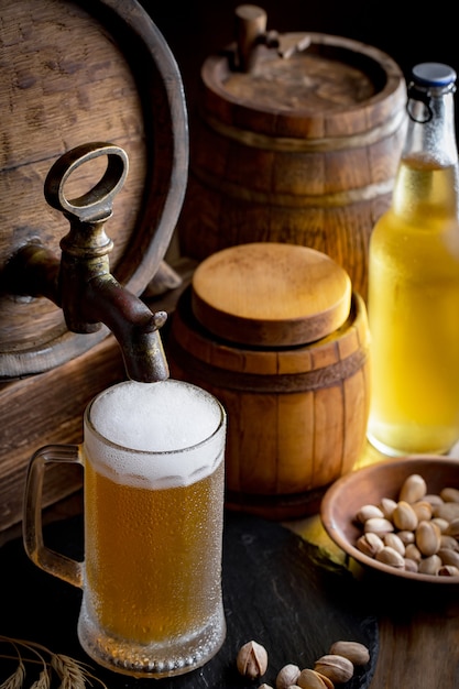 Bière légère dans un verre à bière sur un fond ancien.